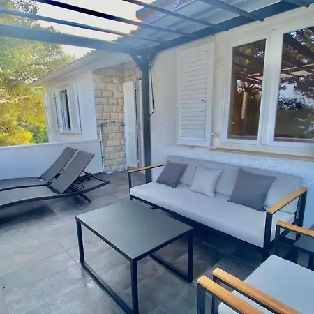 Nautilus-bay With 5 Rooms, On The Beach, For 2-9 Persons Holiday home Zavala